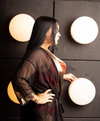 Со мной ты откроешь новые грани удовольствия и расслабления. Забудь о повседневных заботах и погрузись в мир страсти и наслаждения. Мои услуги включают классический и эротический массаж, душевую кабину для двоих, оральный и классический секс. Я гарантирую полную конфиденциальность и безопасность. У меня есть отличные отзывы от предыдущих клиентов, которые подтверждают мою профессиональность и мастерство. Заходи на мою страницу, чтобы увидеть мои фото и познакомиться поближе. Жду тебя, чтобы сделать вечер в Москве незабываемым! 😉🌟 10549, 24 года