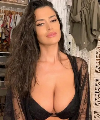 У меня в салоне уютная обстановка, где мы можем провести время вдвоем. Мои услуги включают классический и эротический массаж, оральный секс, различные позы в горячем сексе и многое другое. Ты можешь насладиться моими умелыми руками и одновременно испытать оргазм. У меня есть отличные отзывы от моих клиентов, которые говорят о моей индивидуальности и умении вызвать настоящее удовольствие. Живу и принимаю в Москве, так что не упускай возможность встретиться со мной. Подари себе незабываемый опыт, который ты заслуживаешь! 😘💋✨ 15554, 1995 лет